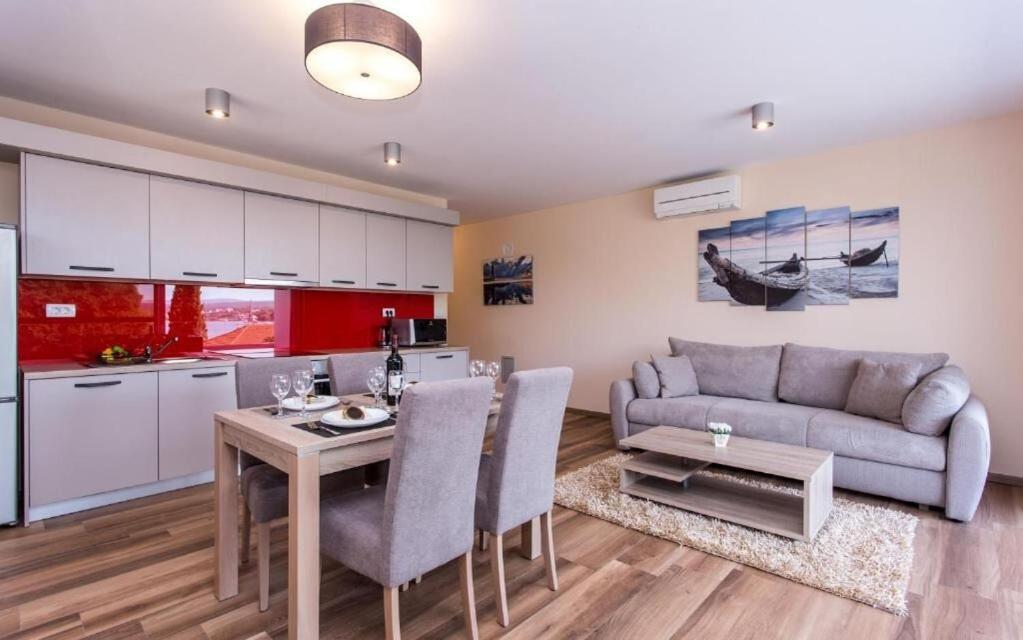 Apartments Marina Малинска Екстериор снимка