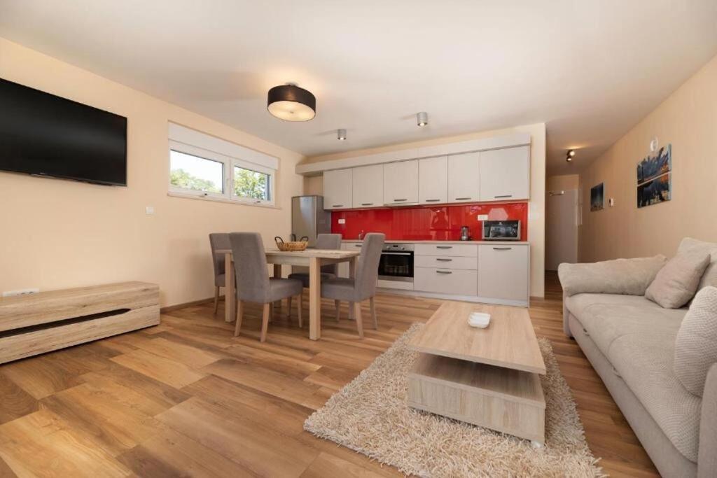 Apartments Marina Малинска Екстериор снимка