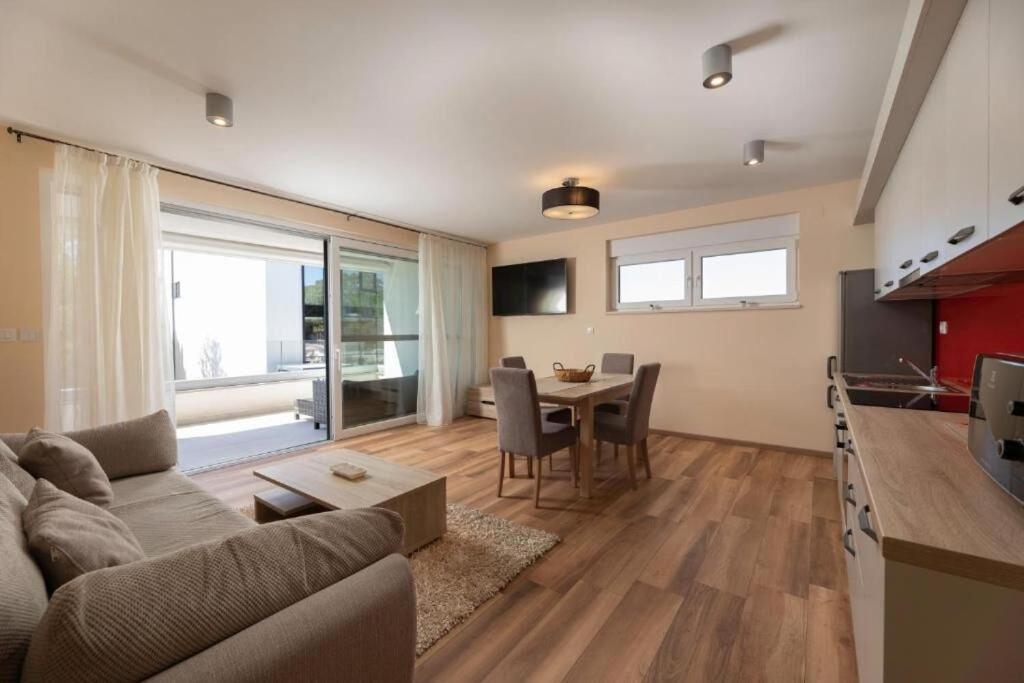 Apartments Marina Малинска Екстериор снимка